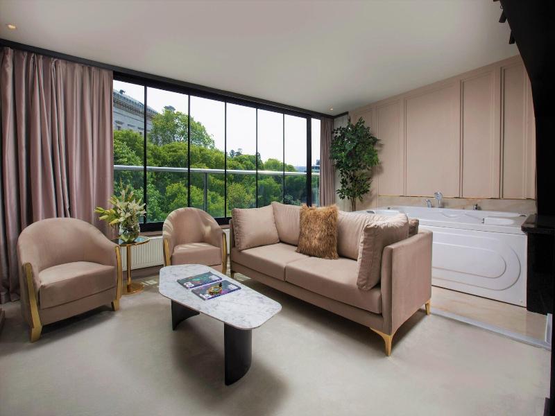 Walton Gardens Pera image