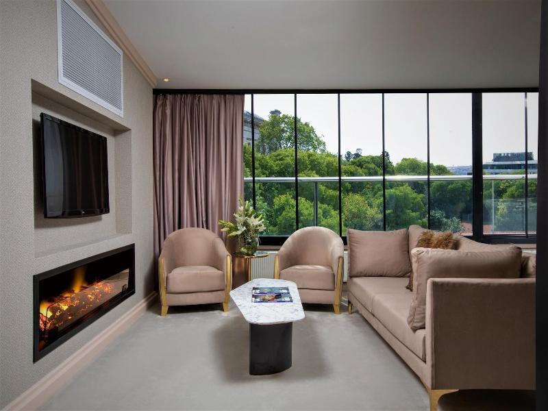 Walton Gardens Pera image