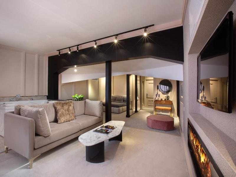Walton Gardens Pera image