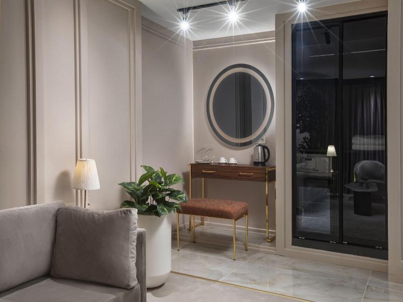 Walton Gardens Pera image