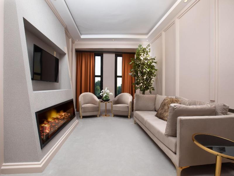 Walton Gardens Pera image