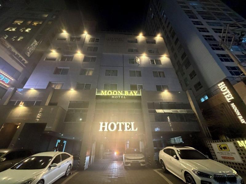 Moon Bay Hotel image