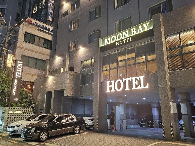 Moon Bay Hotel image