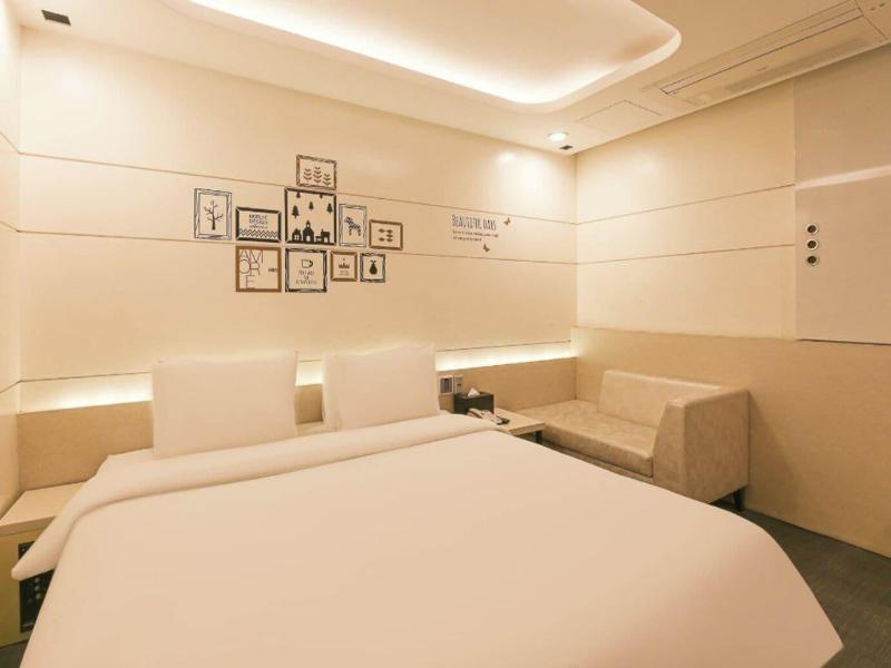 Moon Bay Hotel image
