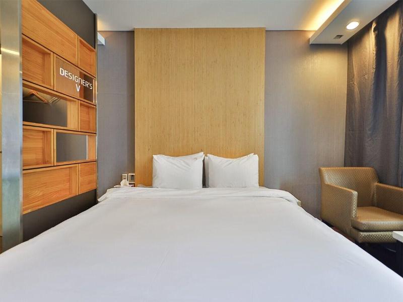 Moon Bay Hotel image