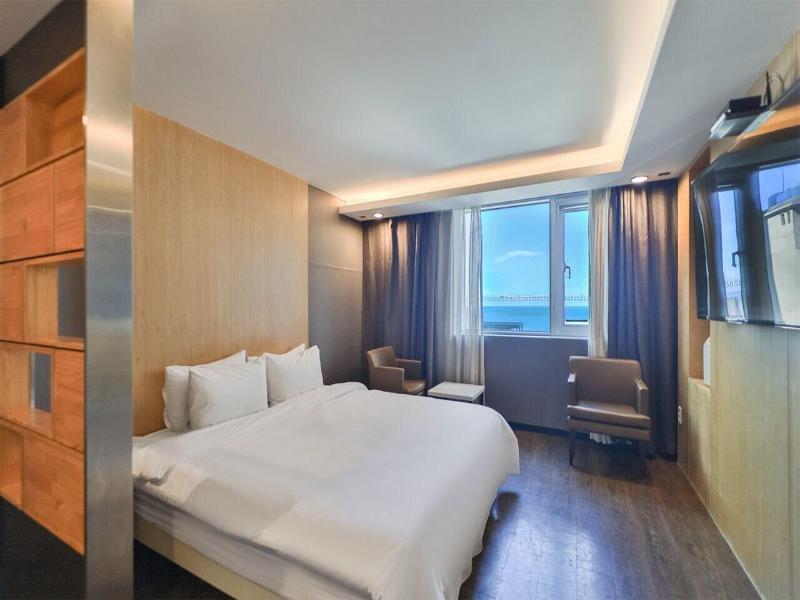 Moon Bay Hotel image