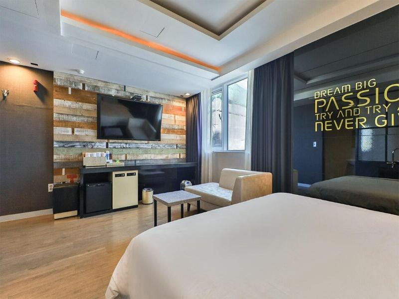 Moon Bay Hotel image