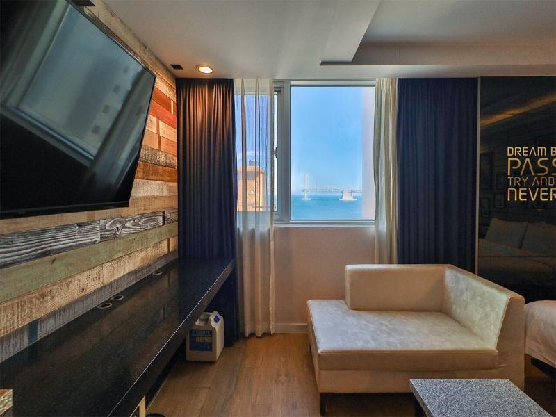 Moon Bay Hotel image