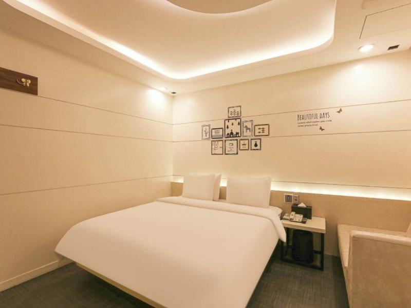 Moon Bay Hotel image
