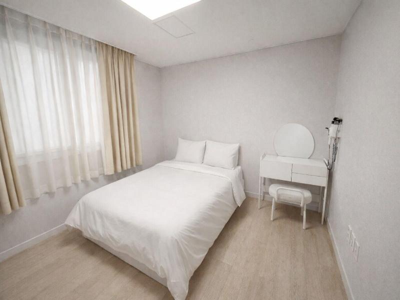 Moon Bay Hotel image