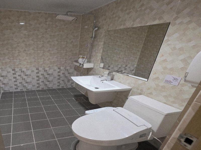 Moon Bay Hotel image