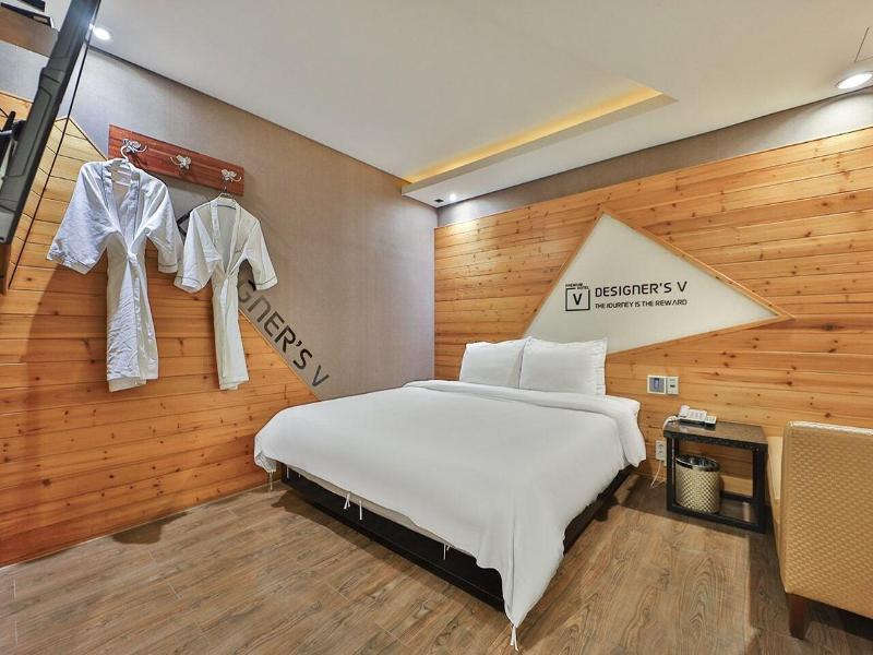 Moon Bay Hotel image