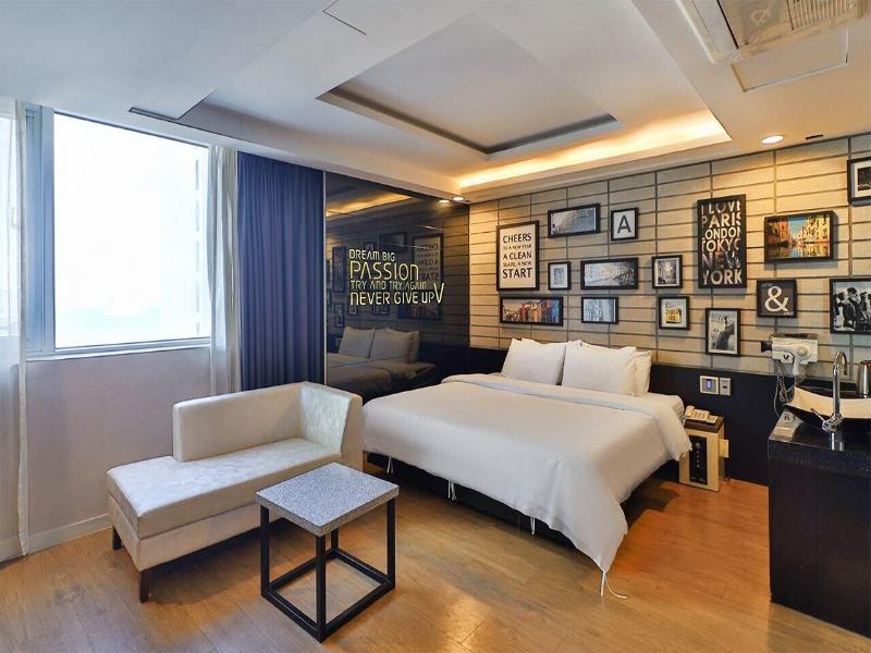 Moon Bay Hotel image