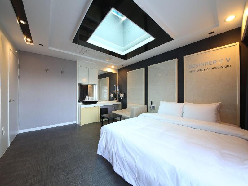 Moon Bay Hotel image