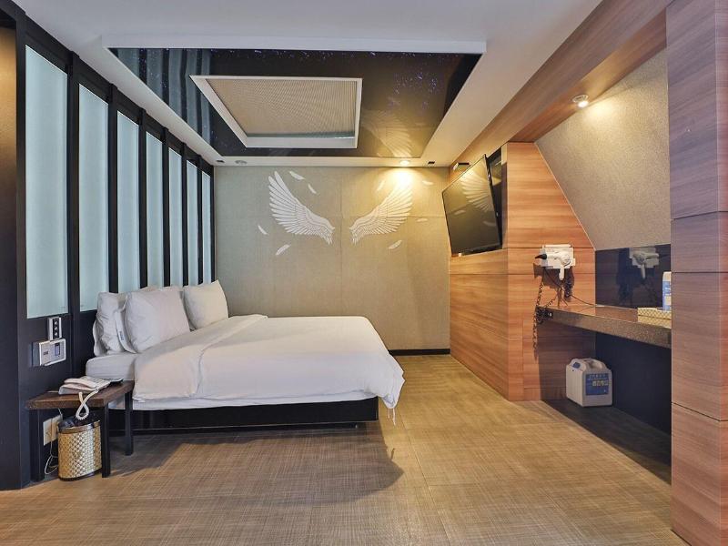 Moon Bay Hotel image