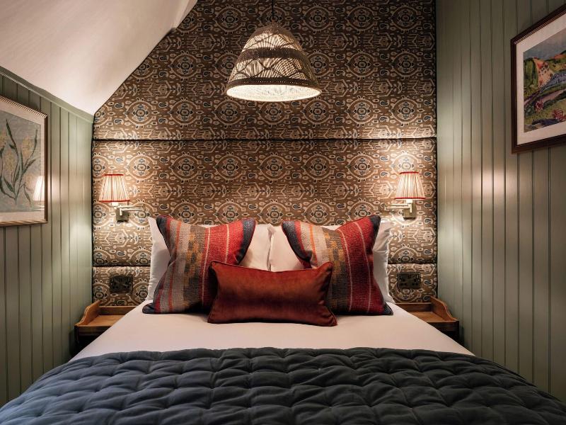 Bel The Dragon Cookham image