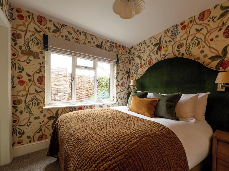 Bel The Dragon Cookham image