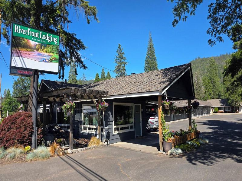 Riverfront Lodging