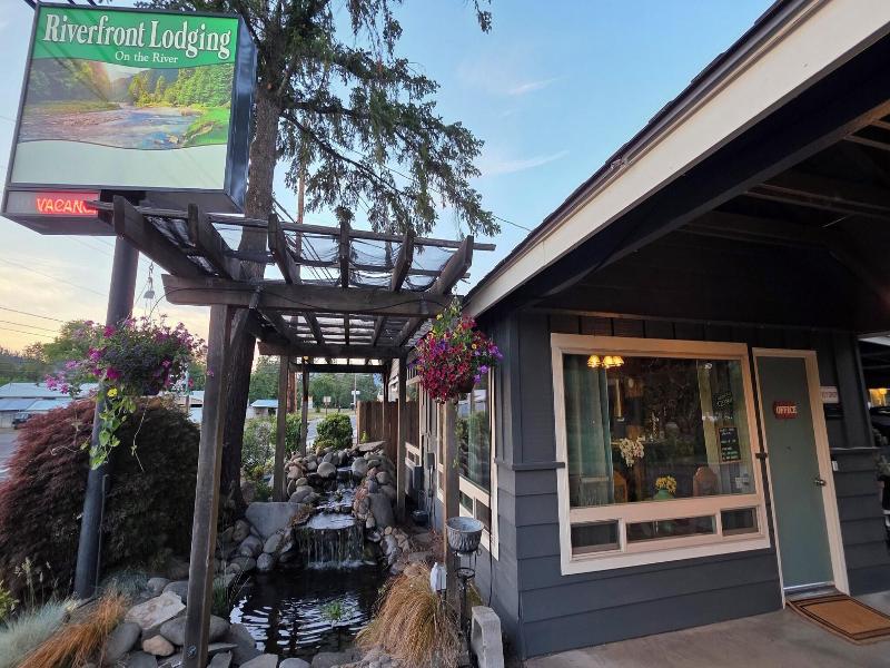 Riverfront Lodging