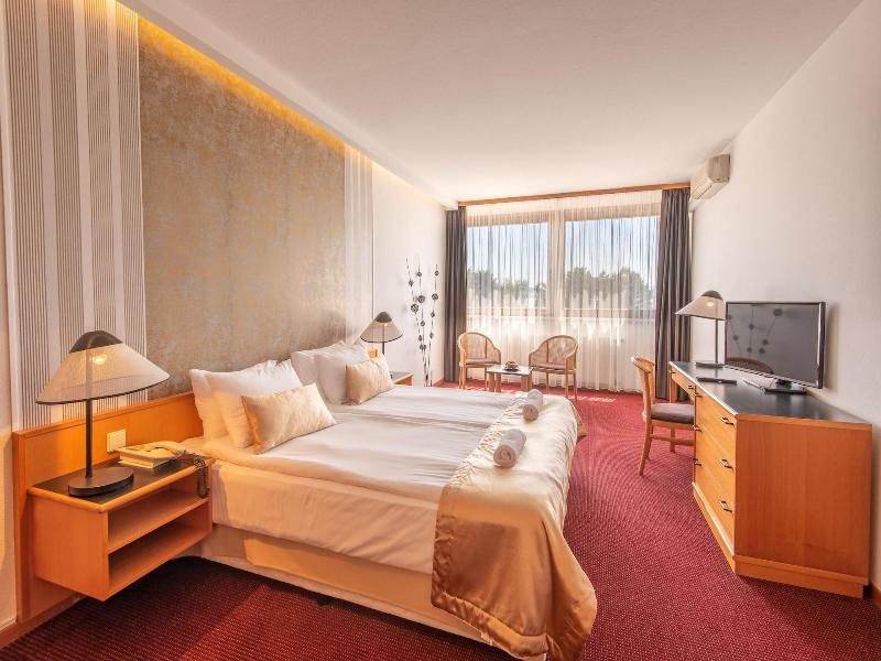 Club Tihany Resort image