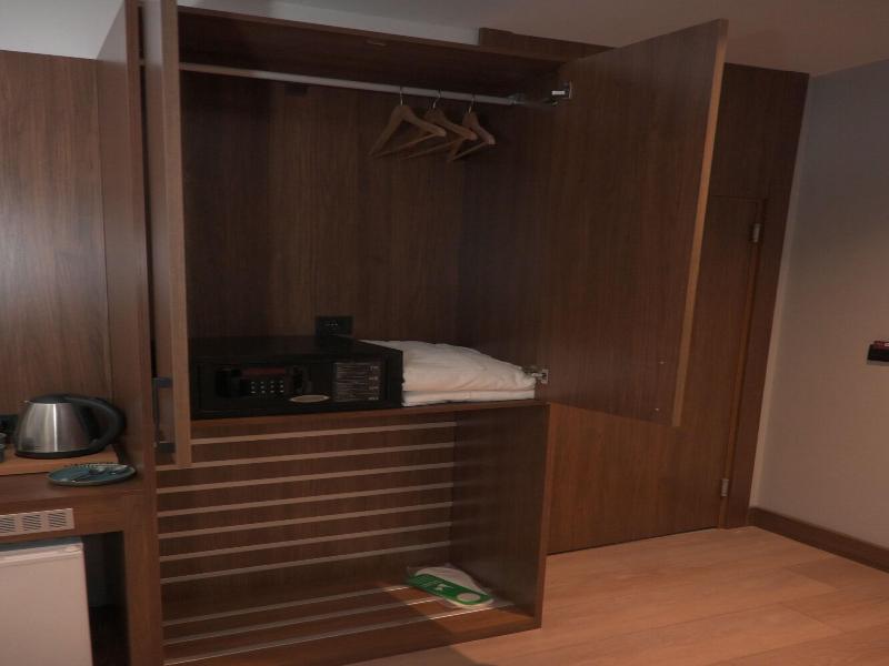 Isle Otel image