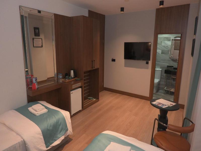 Isle Otel image