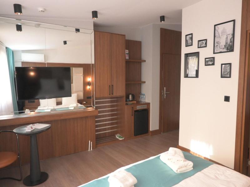 Isle Otel image