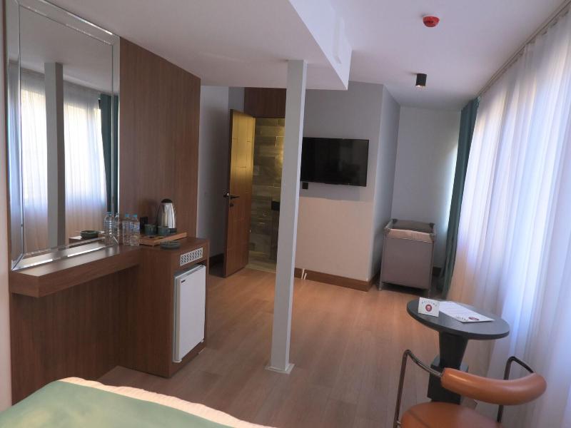 Isle Otel image