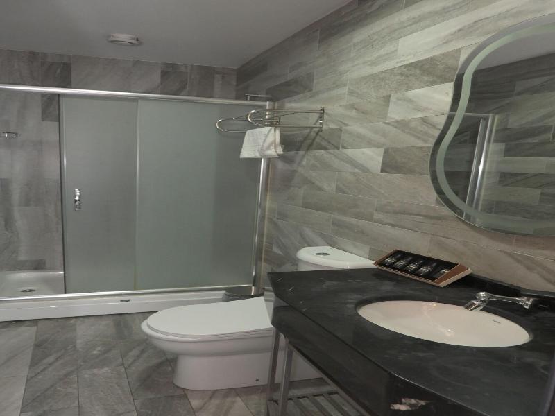 Isle Otel image