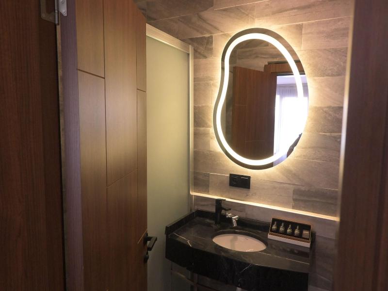 Isle Otel image