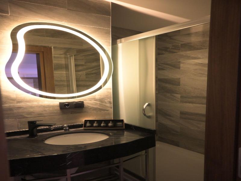 Isle Otel image