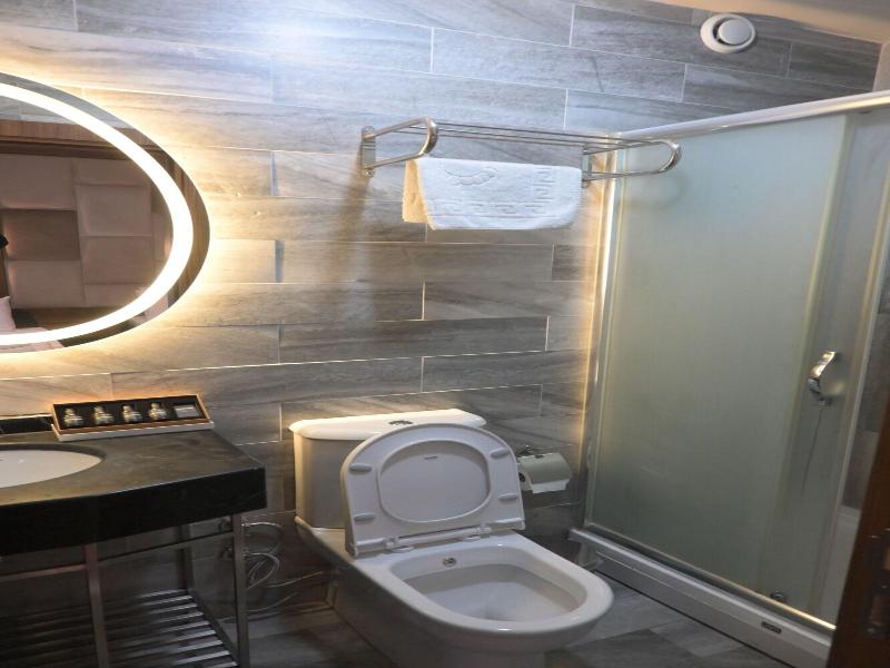 Isle Otel image