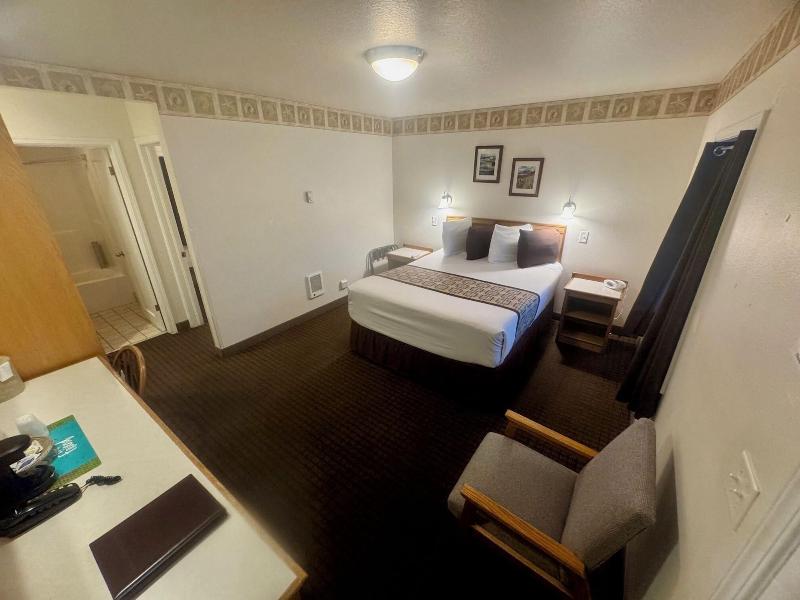 Ocean Breeze Motel image