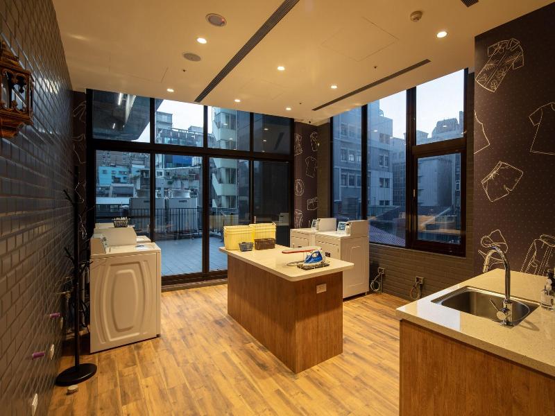 Roaders Plus Hotel Taipei Station image