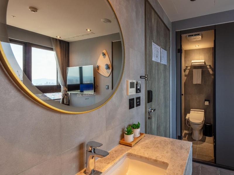 Roaders Plus Hotel Taipei Station image