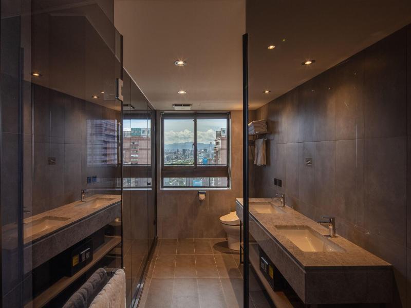 Roaders Plus Hotel Taipei Station image