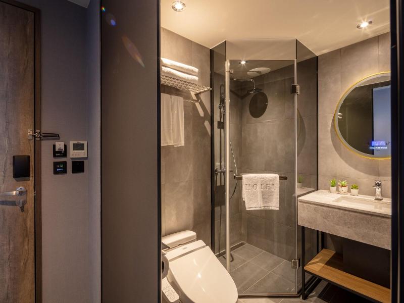 Roaders Plus Hotel Taipei Station image