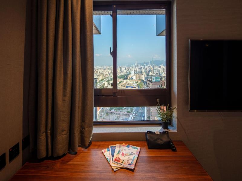 Roaders Plus Hotel Taipei Station image