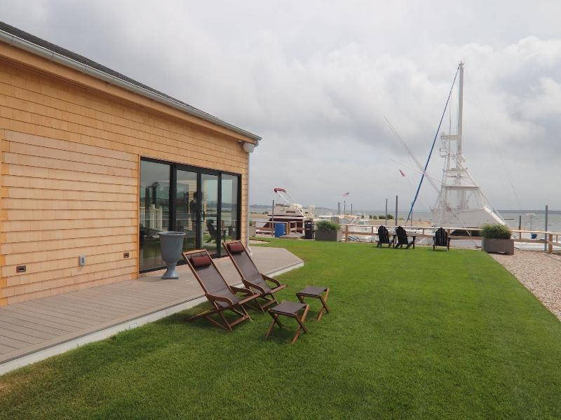 The Shoals Suites And Slips image