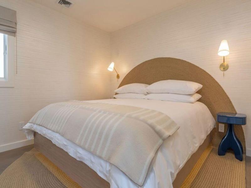 The Shoals Suites And Slips image