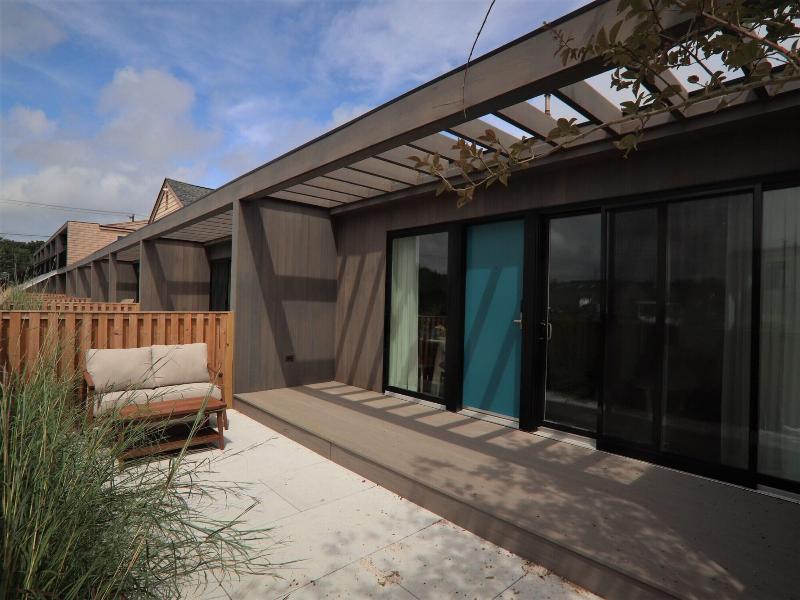 The Shoals Suites And Slips image