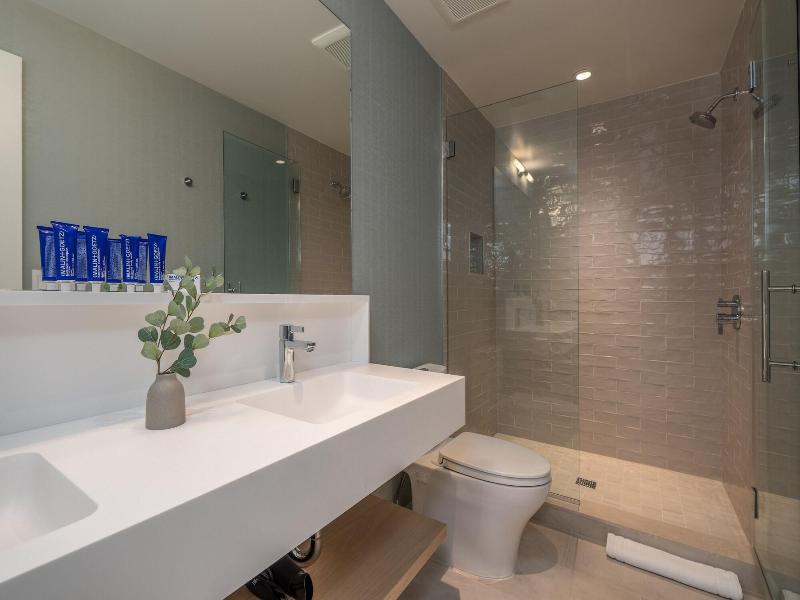 The Shoals Suites And Slips image