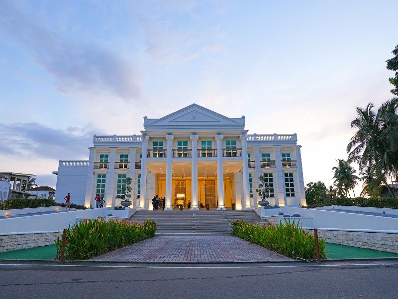 Grandeeza Hotel By Galison  — general view