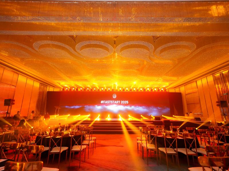 Grandeeza Hotel By Galison  image