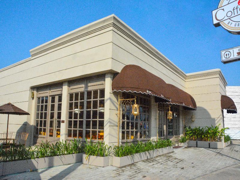 Grandeeza Hotel By Galison  — restaurant