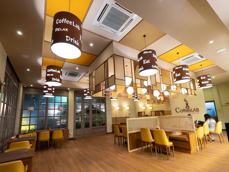 Grandeeza Hotel By Galison  — restaurant