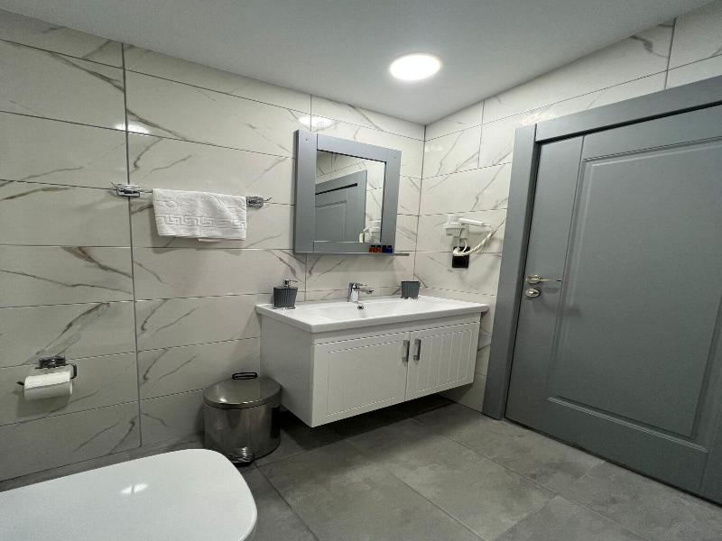Lynda Hotel Special Class image
