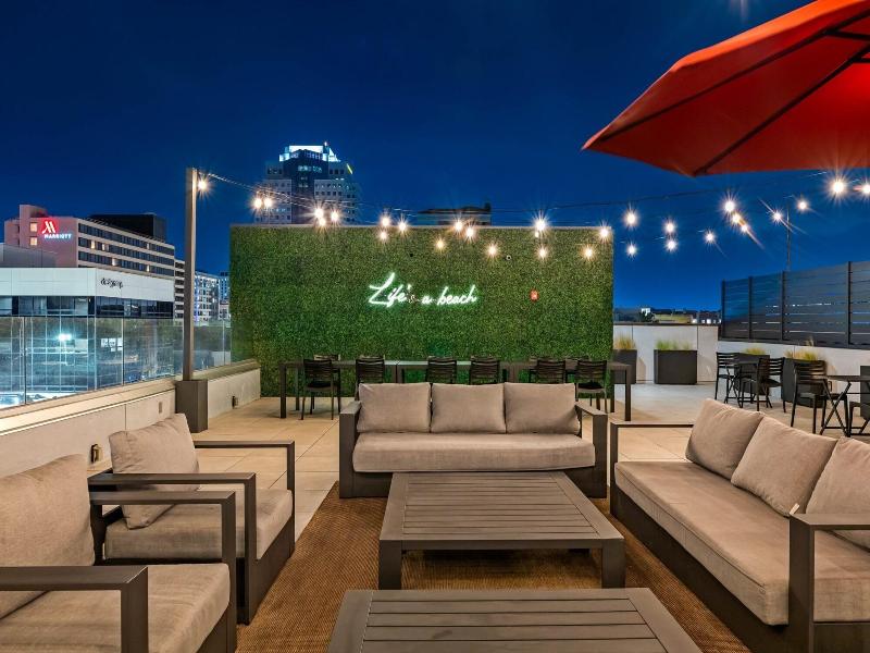 Hotel Mai Downtown Long Beach — exterior view