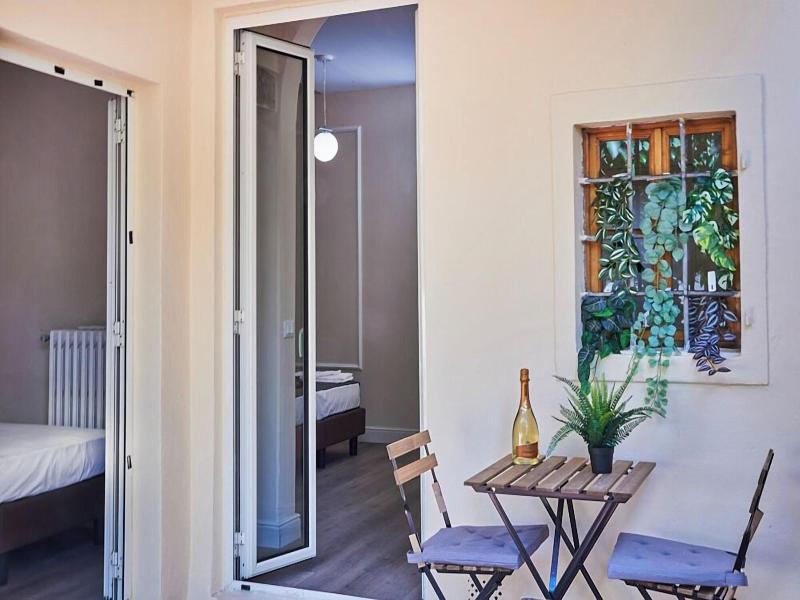 El Roy Garden Rooms image