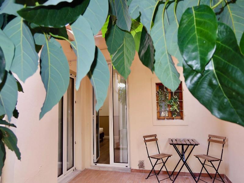 El Roy Garden Rooms image